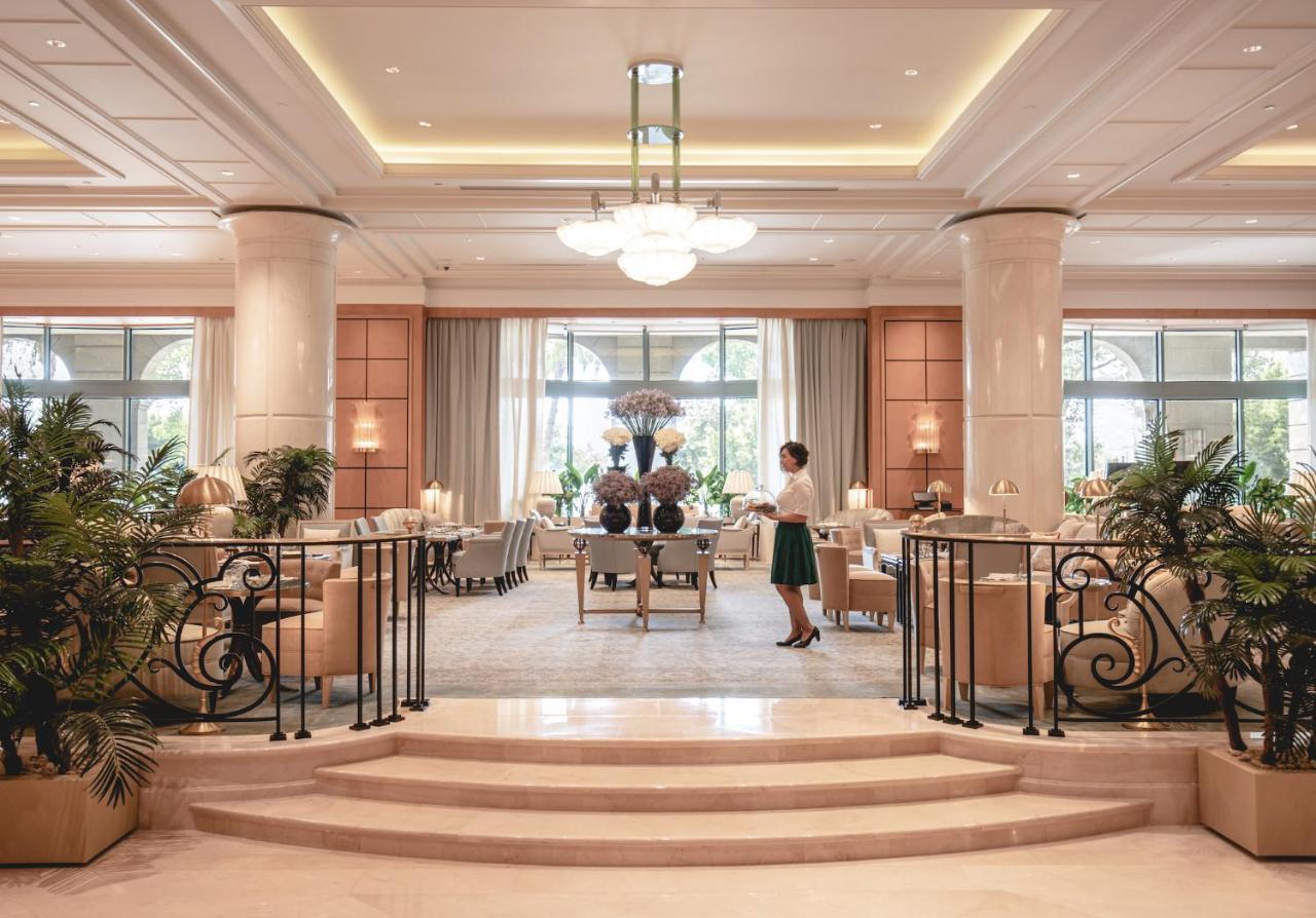 Four Seasons Hotel Cairo At Nile Plaza Esterno foto The lobby of the Westin Palace, Munich
