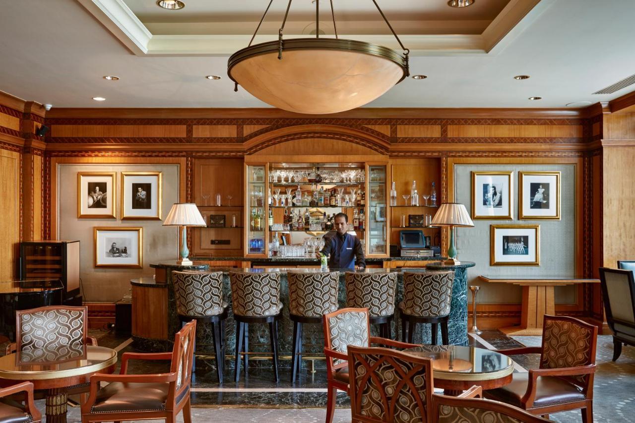Four Seasons Hotel Cairo At Nile Plaza Esterno foto The bar at the St. Regis