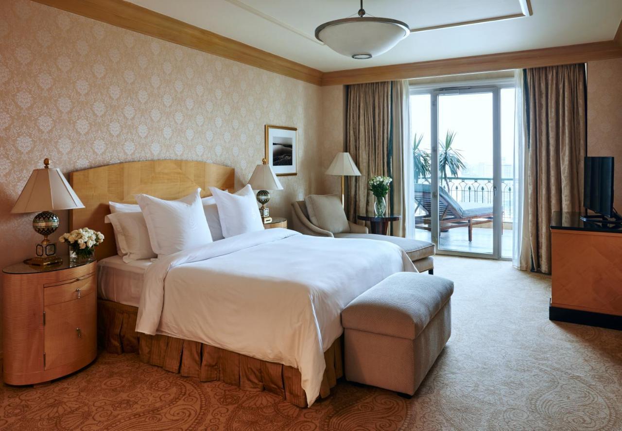 Four Seasons Hotel Cairo At Nile Plaza Esterno foto A guest room at the Four Seasons Hotel