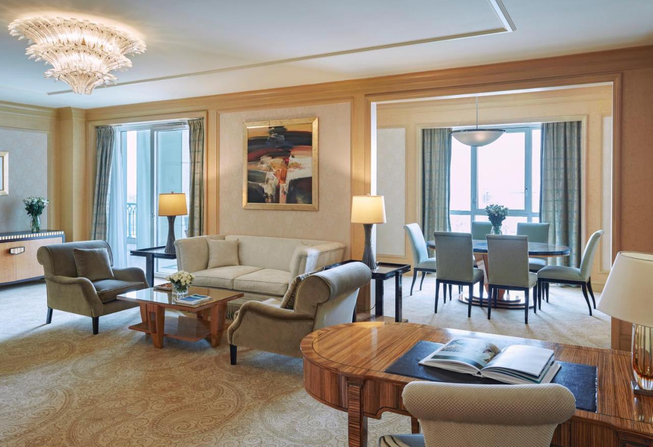 Four Seasons Hotel Cairo At Nile Plaza Esterno foto A suite at the Ritz-Carlton, Dubai