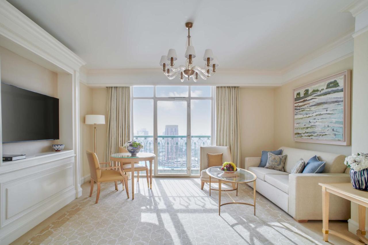 Four Seasons Hotel Cairo At Nile Plaza Esterno foto A living room at the hotel