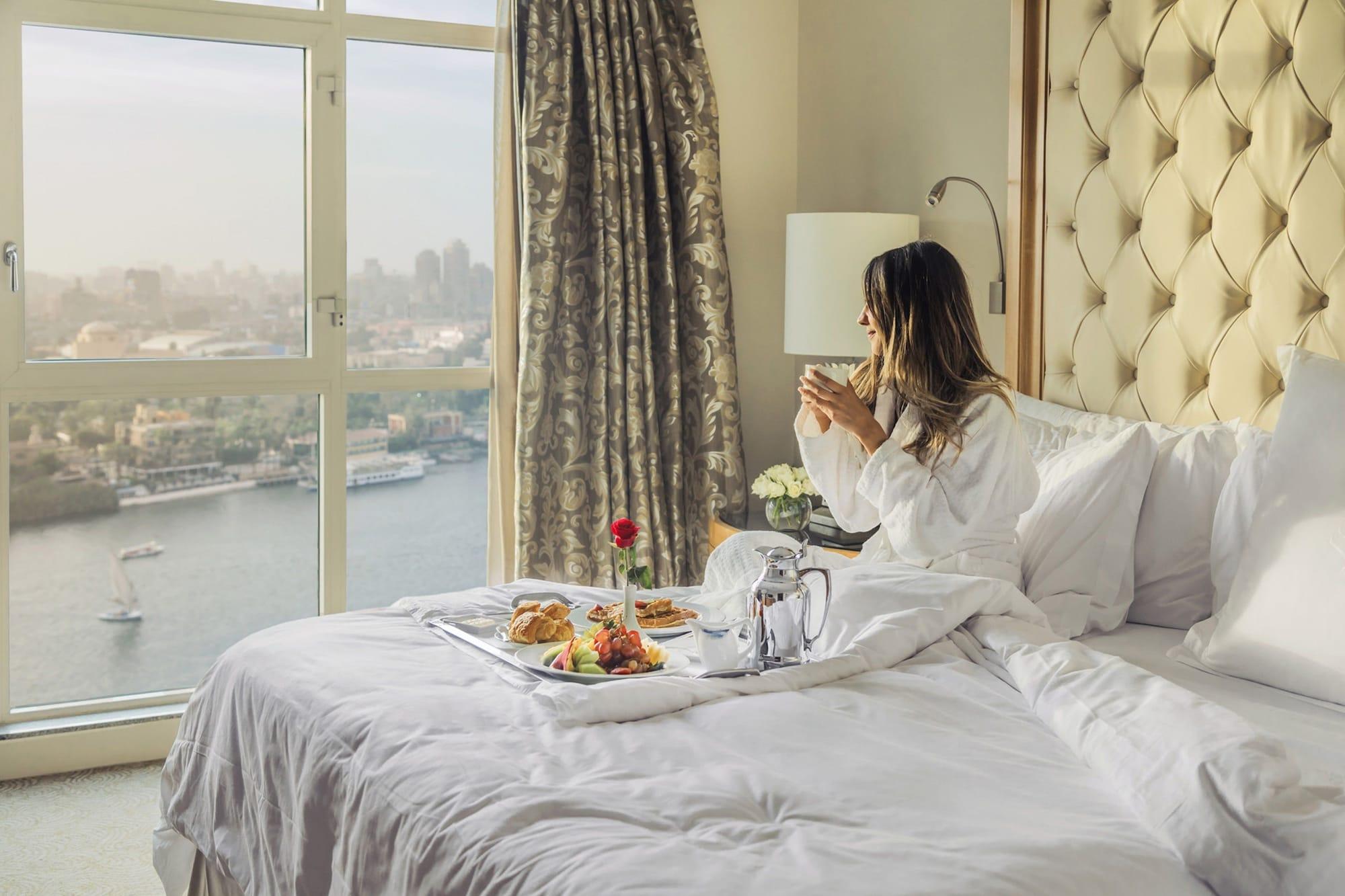 Four Seasons Hotel Cairo At Nile Plaza Esterno foto A guest enjoying room service at the Jumeirah Emirates Towers Hotel