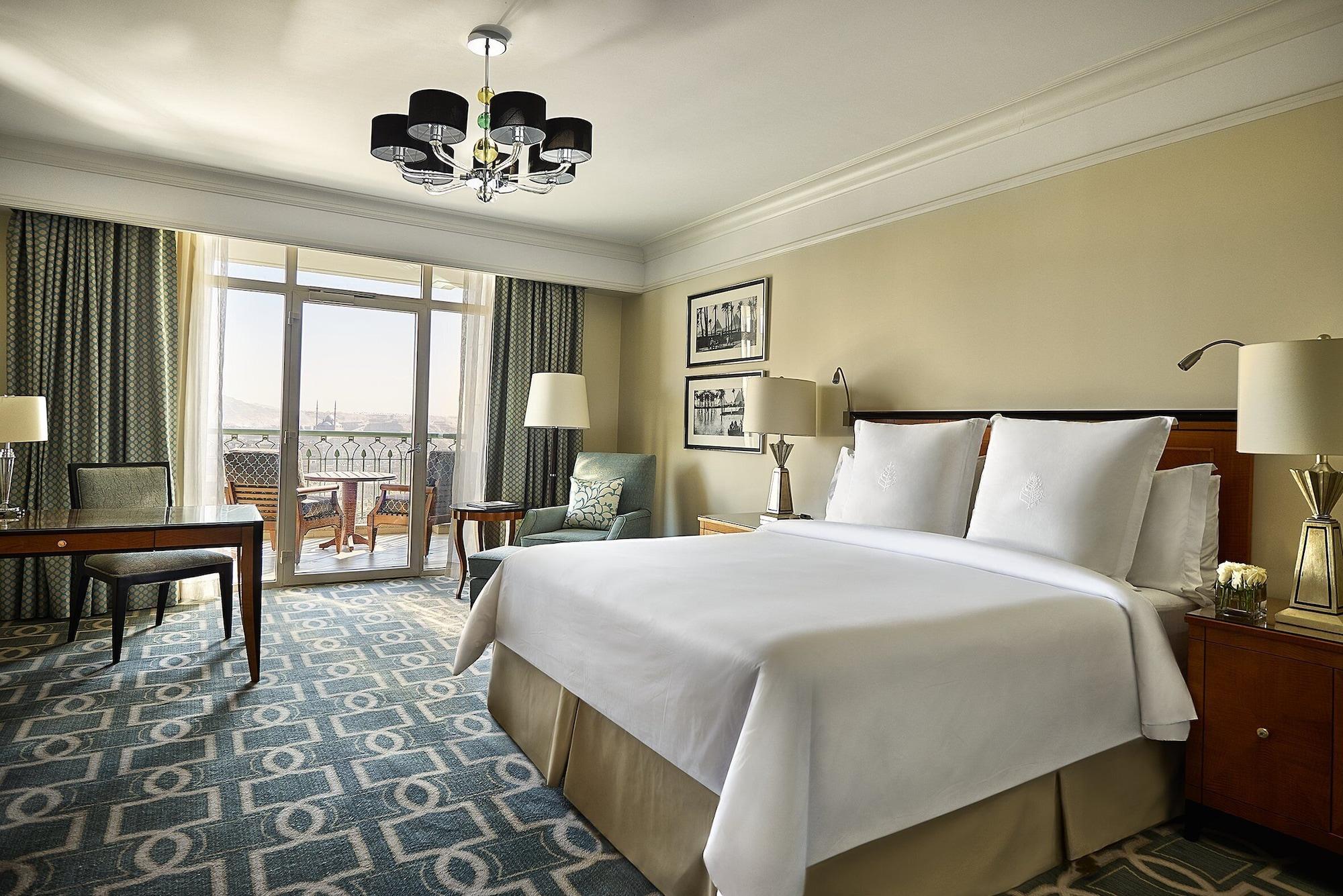 Four Seasons Hotel Cairo At Nile Plaza Esterno foto A guest room at the Four Seasons Hotel, Cairo