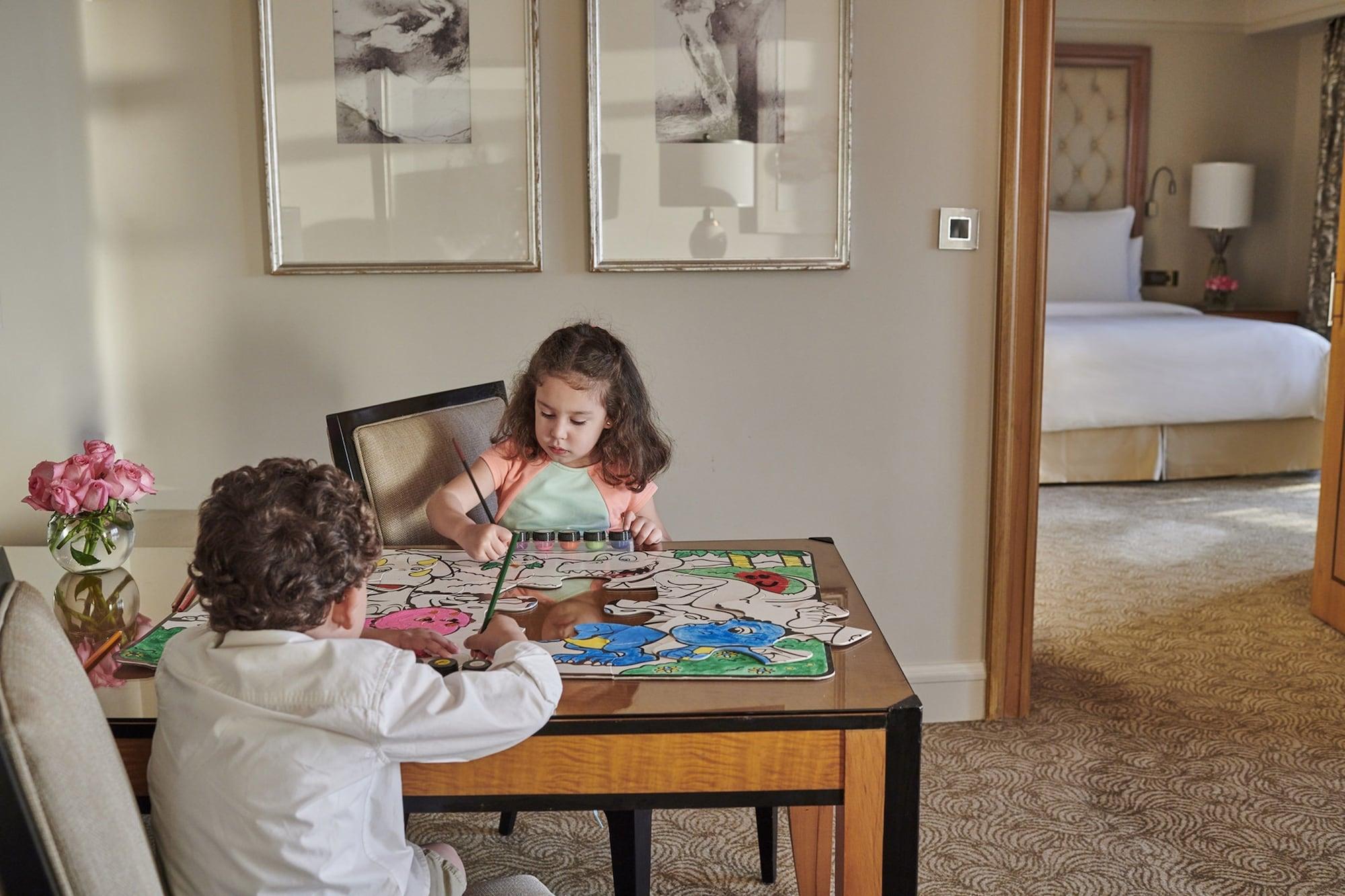 Four Seasons Hotel Cairo At Nile Plaza Esterno foto Children playing with a board game