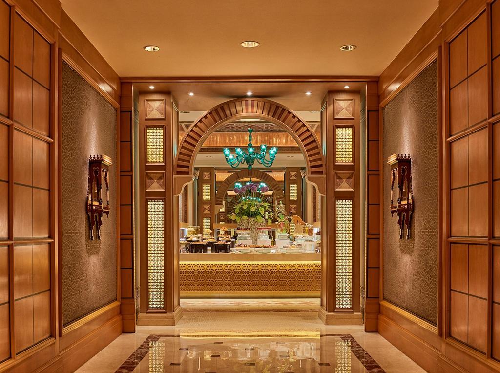 Four Seasons Hotel Cairo At Nile Plaza Esterno foto The lobby of the hotel