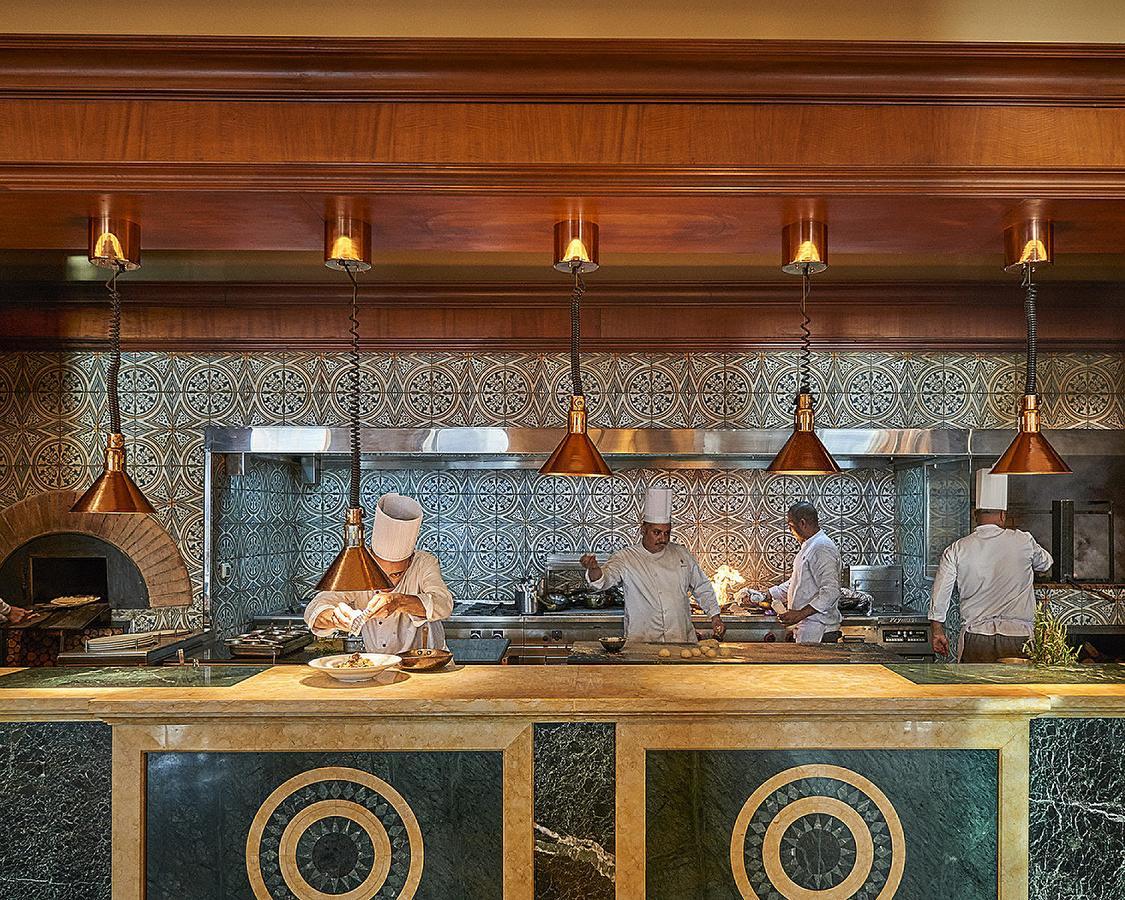 Four Seasons Hotel Cairo At Nile Plaza Esterno foto The open kitchen at the restaurant