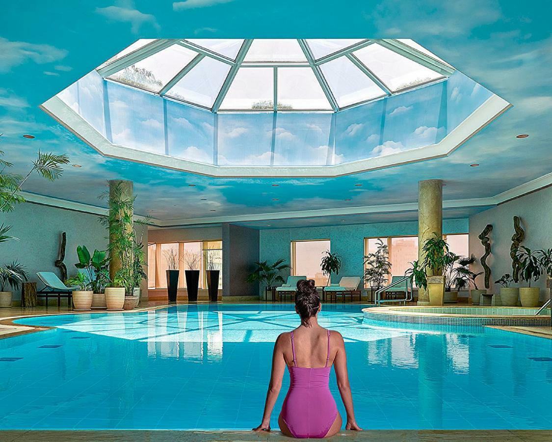 Four Seasons Hotel Cairo At Nile Plaza Esterno foto Skylight over a swimming pool