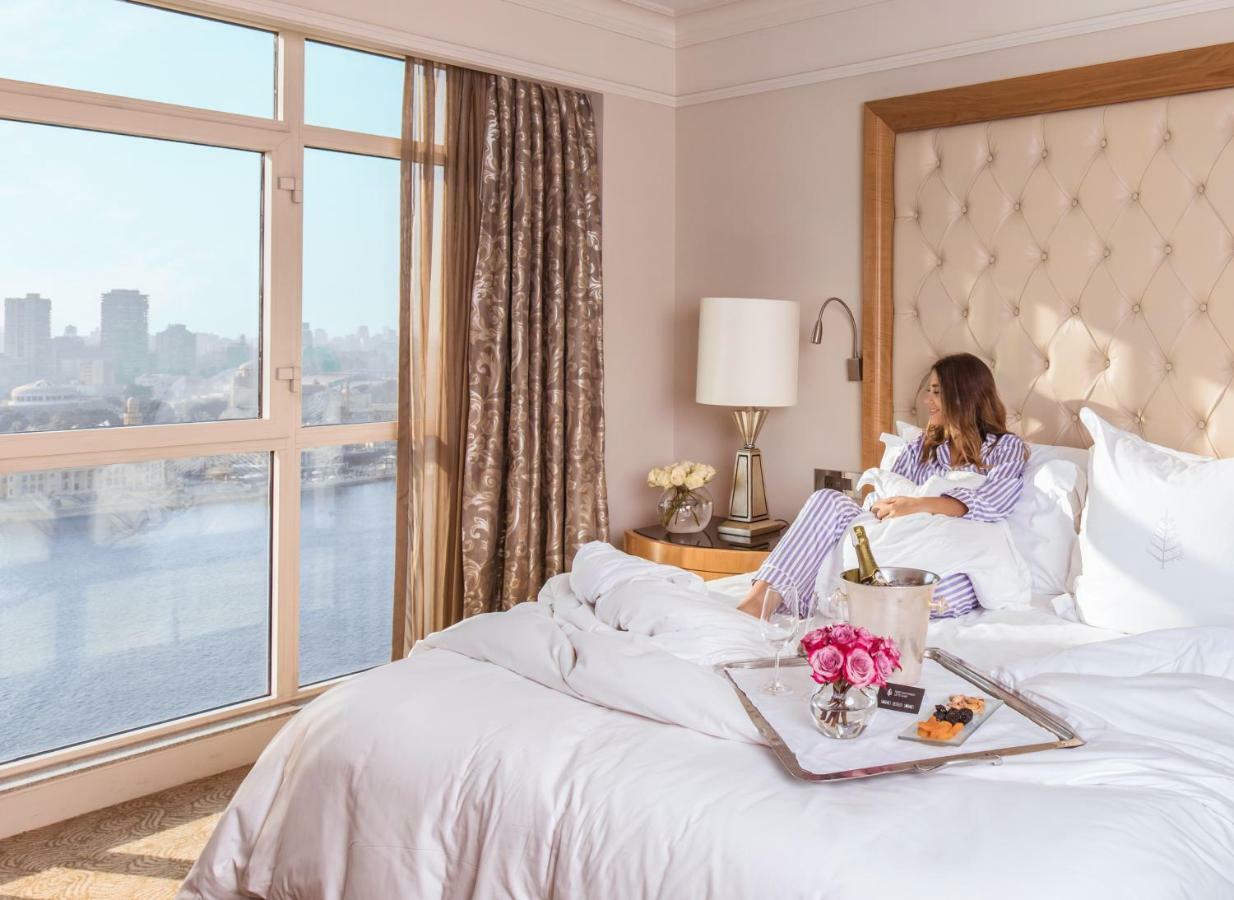 Four Seasons Hotel Cairo At Nile Plaza Esterno foto A guest in a bedroom at the Four Seasons Hotel